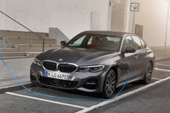 BMW dočasně zastavuje dodávky plug-in hybridů. Stávající majitelé je nemají nabíjet
