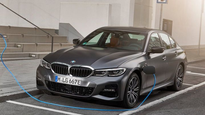 BMW dočasně zastavuje dodávky plug-in hybridů. Stávající majitelé je nemají nabíjet