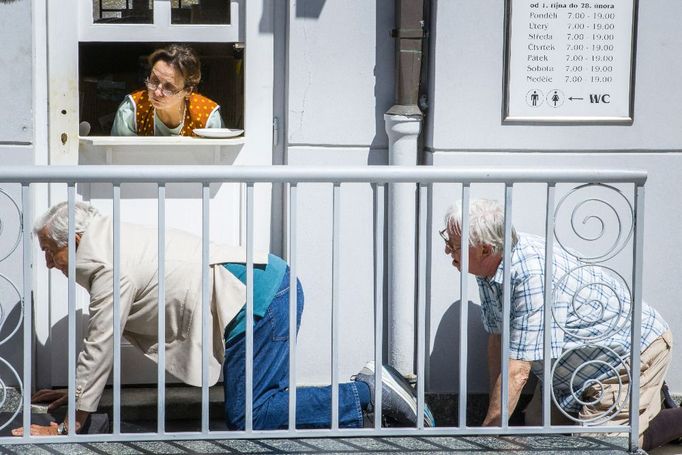 Veronika Freimanová, Miroslav Donutil a Jiří Lábus ve filmu Někdo to rád v Plzni.