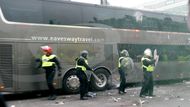 Na autobus s týmem United při příjezdu ke stadionu zaútočili lahvemi s pivem, pyrotechnikou a výprava z Manchesteru dorazila se zpožděním.