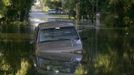 An abandoned car stuck in an underwater sinkhole sits on Houston Avenue in Live Oak, Florida, June 27, 2012. Tropical Storm Debby weakened to a tropical depression after it drifted ashore on Florida's Gulf Coast, even as it dumped more rain on flooded areas and sent thousands of people fleeing from rising rivers. REUTERS/Phil Sears (UNITED STATES - Tags: ENVIRONMENT DISASTER) Published: Čer. 28, 2012, 2:46 dop.