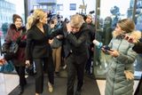 Andrej Babiš při vstupu do svého štábu inkasoval nechtěný úder kamerou od jednoho z novinářů.