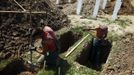 Workers dig graves ahead of a ceremony at a memorial centre for Srebrenica Massacre victims in Potocari July 7, 2012. Tens of thousands of family members, foreign dignitaries and guests are expected to attend a ceremony in Srebrenica on July 11 marking the 17th anniversary of the massacre in which Bosnian Serb forces commanded by Ratko Mladic killed up to 8,000 Muslim men and boys. Nearly 510 identified victims will be buried at a memorial cemetery during the ceremony, their bodies found in some 60 mass graves around the town. REUTERS/Dado Ruvic (BOSNIA AND HERZEGOVINA - Tags: POLITICS ANNIVERSARY CONFLICT) Published: Čec. 7, 2012, 3:26 odp.