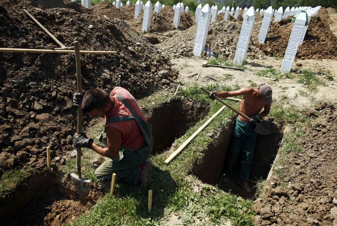 Workers dig graves ahead of a ceremony at a memorial centre for Srebrenica Massacre victims in Potocari July 7, 2012. Tens of thousands of family members, foreign dignitaries and guests are expected to attend a ceremony in Srebrenica on July 11 marking the 17th anniversary of the massacre in which Bosnian Serb forces commanded by Ratko Mladic killed up to 8,000 Muslim men and boys. Nearly 510 identified victims will be buried at a memorial cemetery during the ceremony, their bodies found in some 60 mass graves around the town. REUTERS/Dado Ruvic (BOSNIA AND HERZEGOVINA - Tags: POLITICS ANNIVERSARY CONFLICT) Published: Čec. 7, 2012, 3:26 odp.