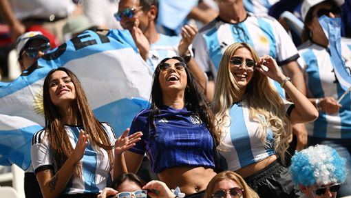 Fanynky Argentiny před zápasem se Saúdskou Arábií na MS 2022