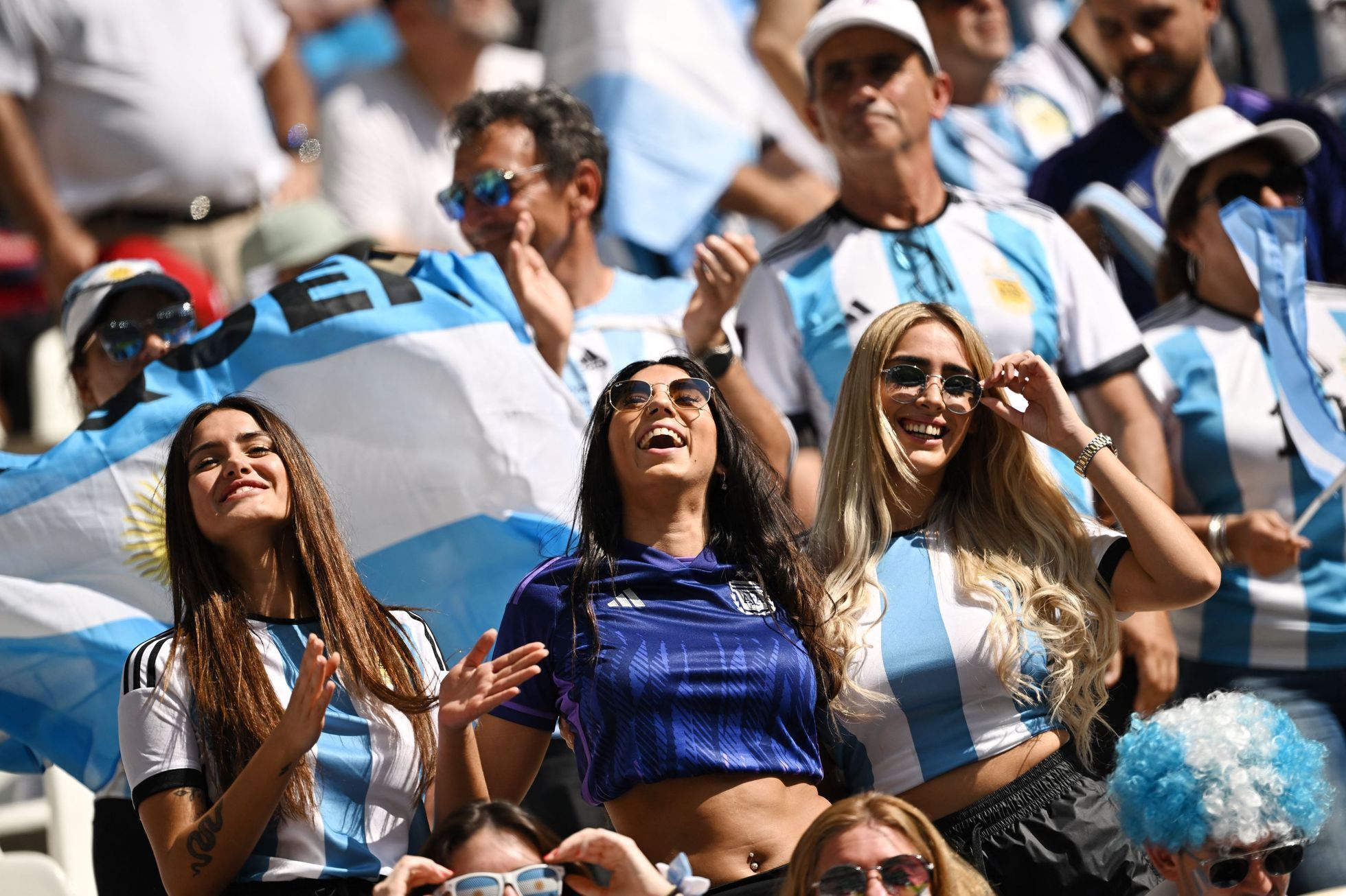 Fanynky Argentiny před zápasem se Saúdskou Arábií na MS 2022
