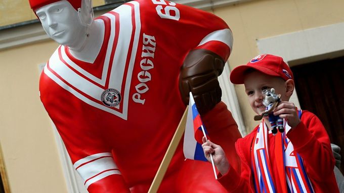 Ruská hokejová socha v Bratislavě. Po výhře nad Kanadou její akcie mezi turisty stouply.
