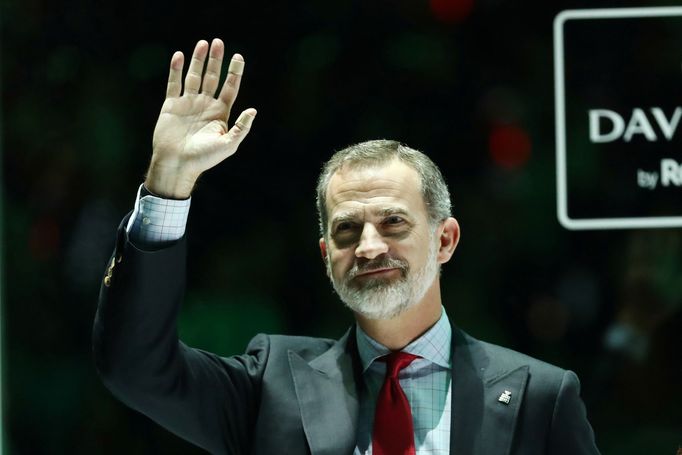 Tennis - Davis Cup Finals - Final - Caja Magica, Madrid, Spain - November 24, 2019   Spain's King Felipe VI waves during the trophy presentation    REUTERS/Sergio Perez