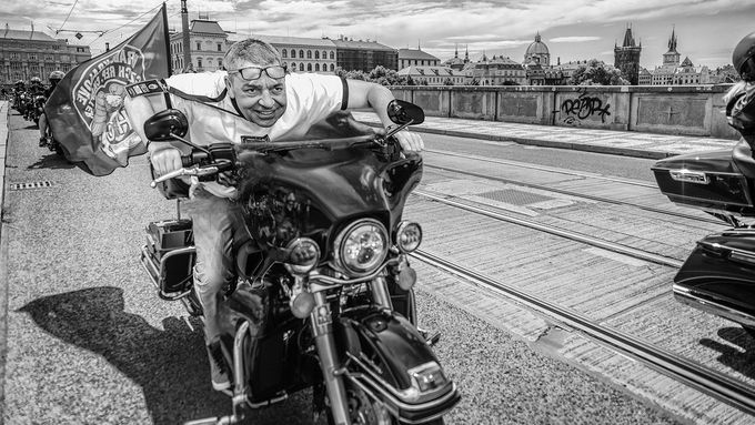 Spanilá jízda fanoušků značky Harley-Davidson na snímcích fotografa Richarda Horáka.