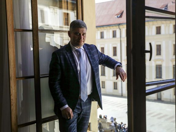 Tomáš Lebeda se dívá ze své kanceláře přímo na jedno z nádvoří Pražského hradu.