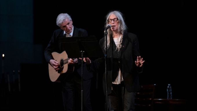 Písničkářka Patti Smith uctila památku Joan Didionové písní Chimes of Freedom od Boba Dylana.