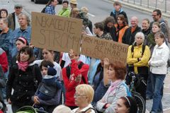 Pardubice kácí stromy bez povolení, tvrdí odpůrci
