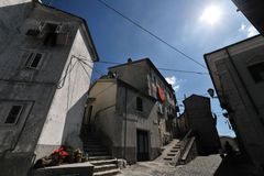 Dům a 18 tisíc korun měsíčně k tomu. Jih Itálie láká podnikatele do vylidněných obcí
