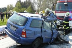 Srážku auta s náklaďákem na Tachovsku nepřežil řidič