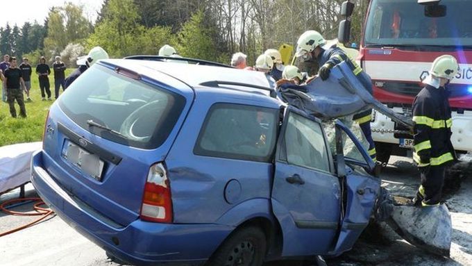 Nehodu nepřežil řidič osobního auta