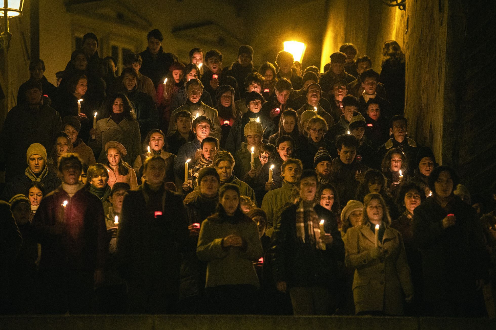 Natáčení filmu Vlny režiséra Jiřího Mádla, poslední natáčecí den, davová scéna, Nerudova ulice v Praze