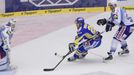 Hokejisté Komety Brno Jiří Trvaj (vlevo) a Boris Valábik se marně snaží zabránit Antonínu Honejskovi v gólu v 5. kole Tipsport extraligy 2012/13 během utkání s PSG Zlín.