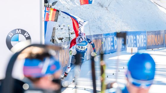 Michal Krčmář se při finiši mužské štafety symbolicky hlavou dotkl české vlajky. Tuzemskému biatlonu, se generálka na "svěťák" v Novém Městě na Moravě podařila i ve štafetě.