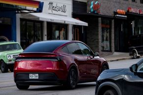 "Penetrujeme trh," směje se Musk. Jeho taxíky bez řidiče ale nejezdí bez problémů