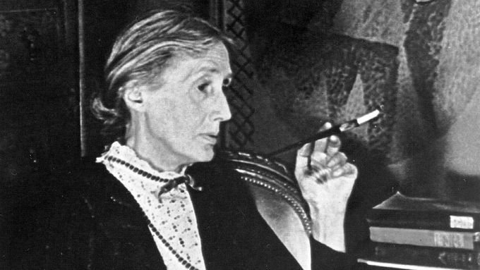 Virginia Woolfová proslula hlavně experimenty vystupujícími proti lineárnímu pojetí času.