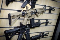 Drtivě pro. Parlament na Novém Zélandu schválil zákaz některých střelných zbraní