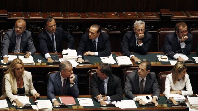 Berlusconi se navzdory řadě skandálů drží u moci, teď se ale rozešel s předsedou parlamentu Finim