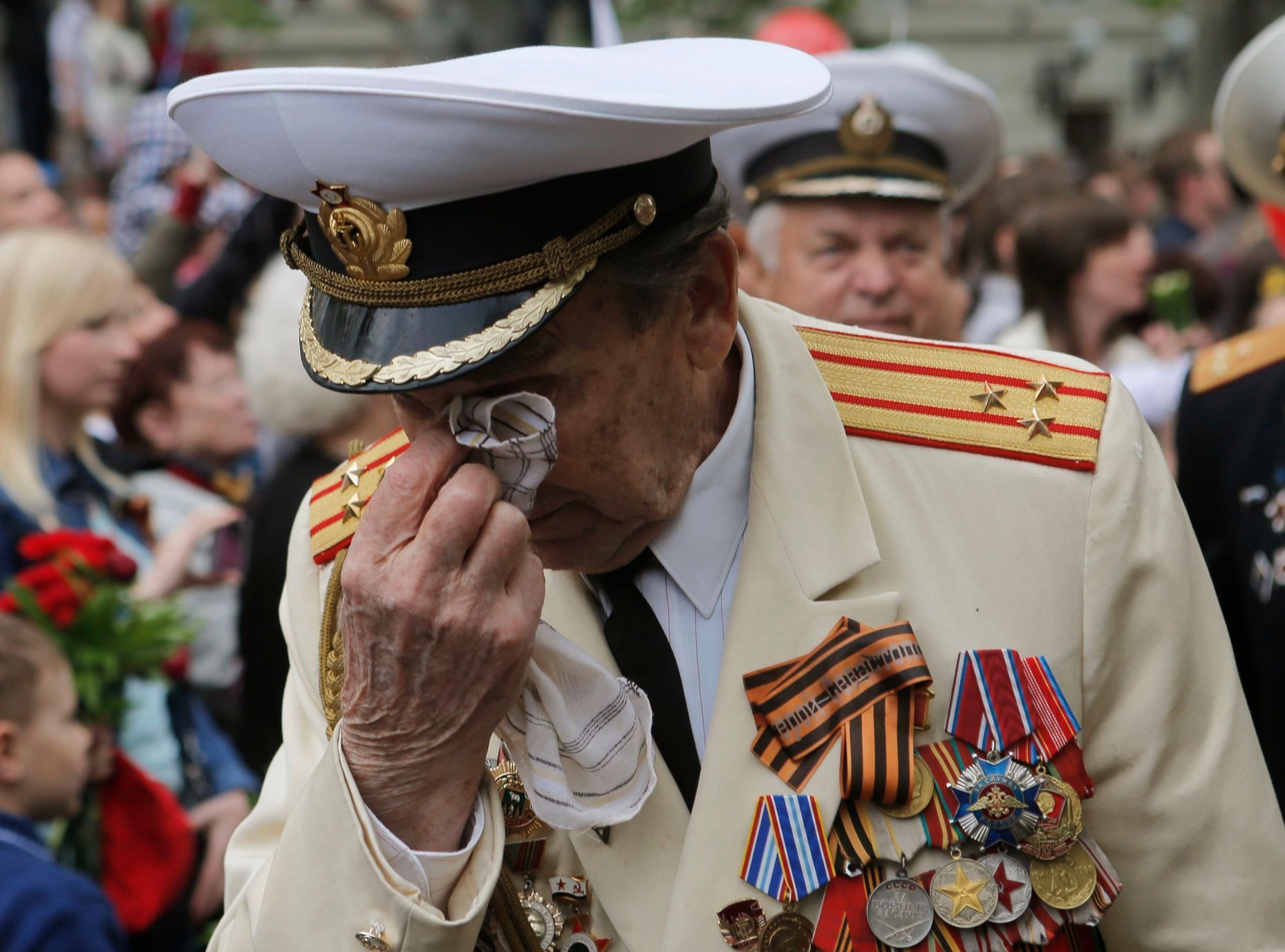 Фото ветерана плачет