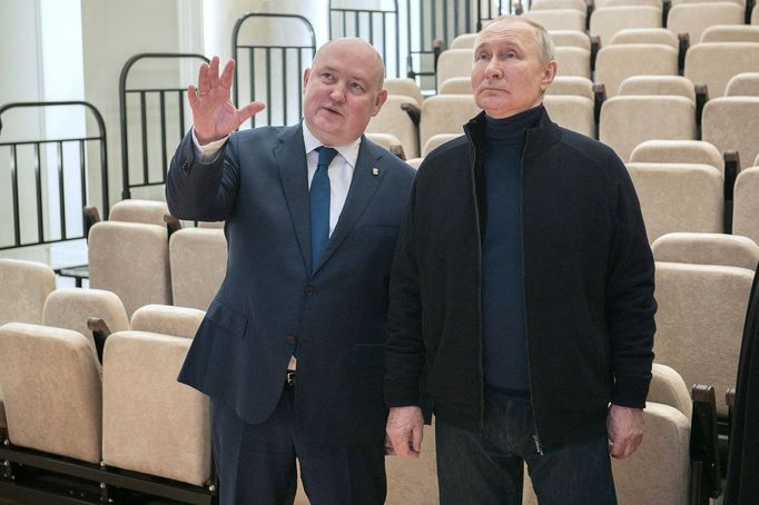 Ruský prezident Vladimir Putin (vpravo) s gubernátorem Sevastopolu Michailem Razvožajevem.