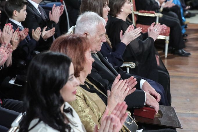 Fotografie z ceremoniálu udílení státních vyznamenání prezidentem ČR Milošem Zemanem na Pražském Hradě. 28. 10. 2019.