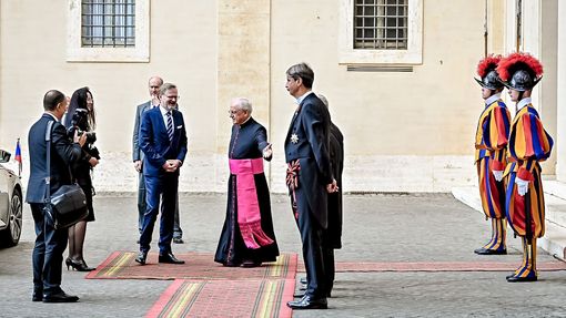 Premiér Petr Fiala s manželkou Janou při příchodu na audienci u papeže Františka.