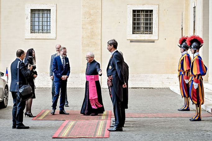 Premiér Petr Fiala s manželkou Janou při příchodu na audienci u papeže Františka.