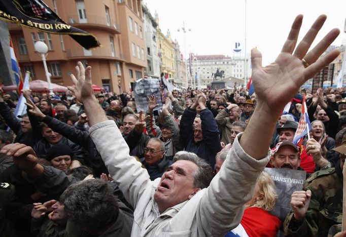 A man celebrates after an appeals court overturned the convictions of Ante Gotovina and Mladen Markac, at the main square in Zagreb November 16, 2012. Gotovina, who was a commander in the Split district of the Croatian army, and Markac, who was a Croatian police commander, had been convicted of crimes against humanity and war crimes during the wars that followed the break-up of Yugoslavia. Judges ordered the pair's immediate release. REUTERS/Antonio Bronic (CROATIA - Tags: SOCIETY) Published: Lis. 16, 2012, 9:47 dop.