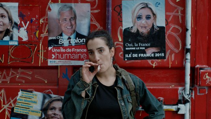 Vítězný film Jsi jako já se zabývá mladou ženou napojenou na teroristické útoky v Paříži z listopadu 2015.