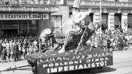 Alegorický vůz v brněnském prvomájovém průvodu roku 1952 je manifestací tvůrčí síly našich pracujících. Oslavy 1. máje jsou nezvratným důkazem, že pod vedením komunistické strany je zajištěna mírová budoucnost a neustálý rozvoj socialistické vlasti. Imperialisté neprošli tehdy a neprojdou ani nyní.
