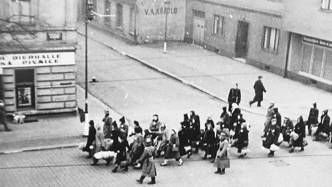 Proud českých Židů, mířících křižovatkou U Smaltovny nedaleko nádraží Praha Bubny v Praze k transportu smrti v roce 1941.