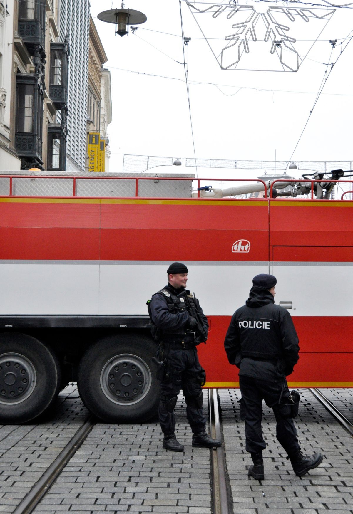 Hasičská cisterna zatarasila v Masarykově ulici vjezd na brněnské vánoční trhy.