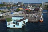 Plovoucí obytná struktura s názvem Urban Rigger postavená z lodních kontejnerů nabízí cenově dostupné bydlení studentům v Kodani. Každá z částí nabízí 15 ubytovacích jednotek soustředěných kolem zelených dvorků. Plovoucí koleje nabízí rovněž koupací zónu, společnou střešní terasu, přístaviště pro kajaky a pod vodou sklad a prádelnu.