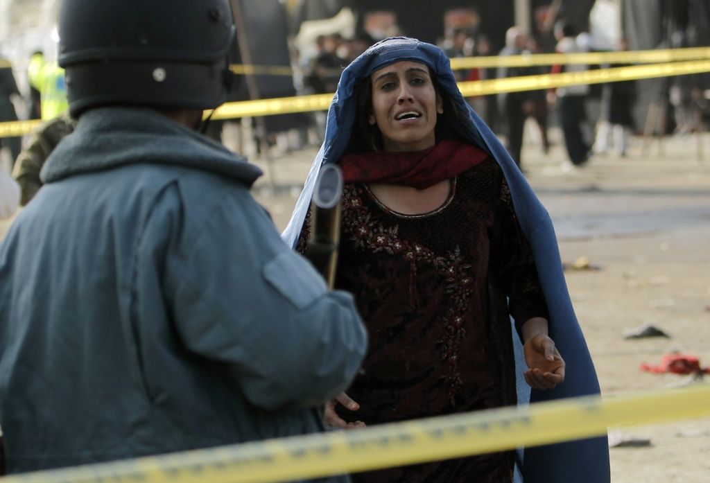 Sebevražedný atentátník udeřil v Kábulu, zabil desítky lidí