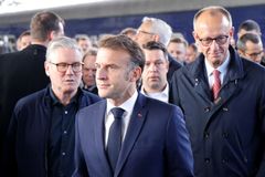 Koalice ochotných. Macron, Starmer a Merz jsou v Kyjevě, Fiala bude online