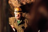 Odborník na hornictví Ivan Cáder ve štole Země zaslíbená. Cáder je legendou svého oboru, provozuje prohlídkové štoly a expozice minerálů na Mědníku, a patří mezi největší propagátory Krušných hor a místní doly.