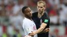 Raheem Sterling a Ivan Strinič v semifinále MS 2018 Chorvatsko - Anglie