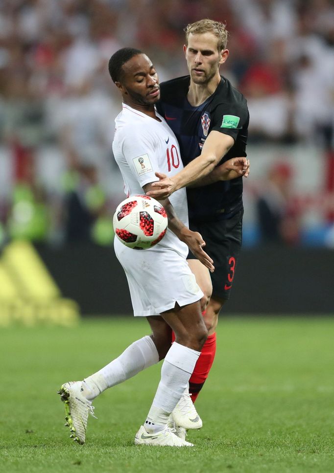 Raheem Sterling a Ivan Strinič v semifinále MS 2018 Chorvatsko - Anglie