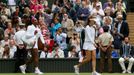 Americká tenistka Serena Williamsová a Polka Agnieszka Radwaňská nastupují do finále Wimbledonu 2012 po přerušení kvůli dešti.