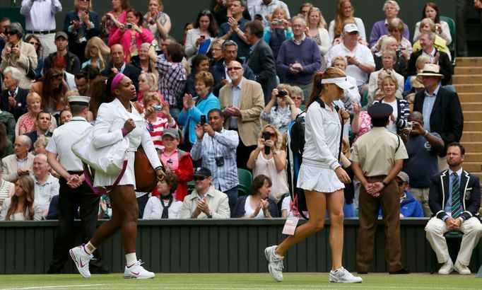 Americká tenistka Serena Williamsová a Polka Agnieszka Radwaňská nastupují do finále Wimbledonu 2012 po přerušení kvůli dešti.