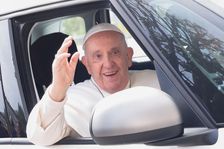 Papež František opustil nemocnici. Ještě jsem naživu, řekl věřícím po hospitalizaci