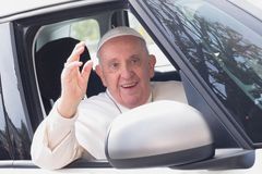 Papež František opustil nemocnici. Ještě jsem naživu, řekl věřícím po hospitalizaci