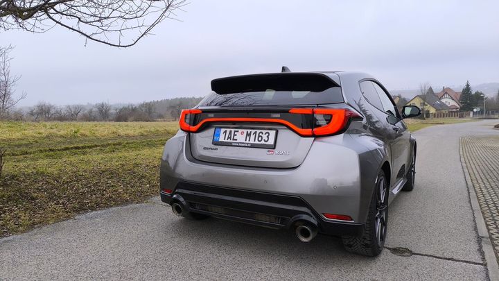 Šedesát jich čeká na nového majitele. GR Yaris omládl, konkurenci ujel už dávno