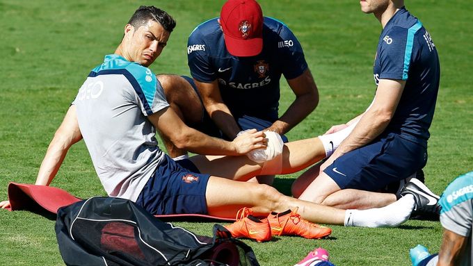 Cristiano Ronaldo ledoval koleno, lékaři mu dokonce doporučili z mistrovství světa odstoupit. Stihne se do neděle uzdravit?