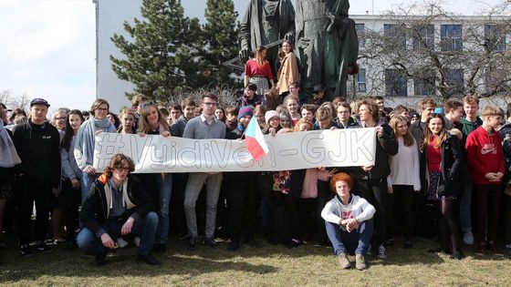 Gymnazisté stávkovali. "Z rudých bažin vylézají typy, o nichž jsme doufali, že už je neuvidíme."