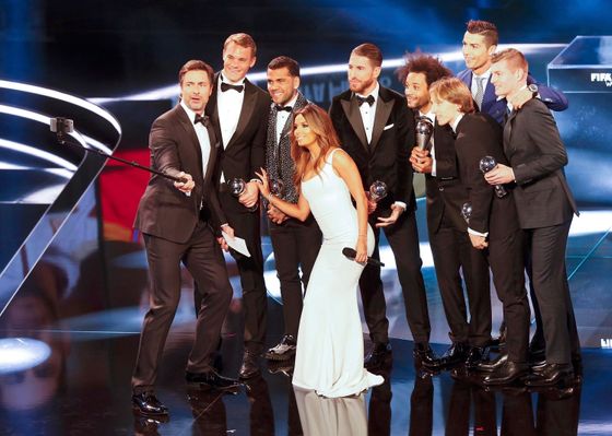 Manuel Neuer, Dani Alvés, Sergio Ramos, Marcelo, Luka Modrič, Toni Kroos a Christiano Ronaldo pózují s herečkou Evou Longoriaovou a moderátorem Marco Schreylem.